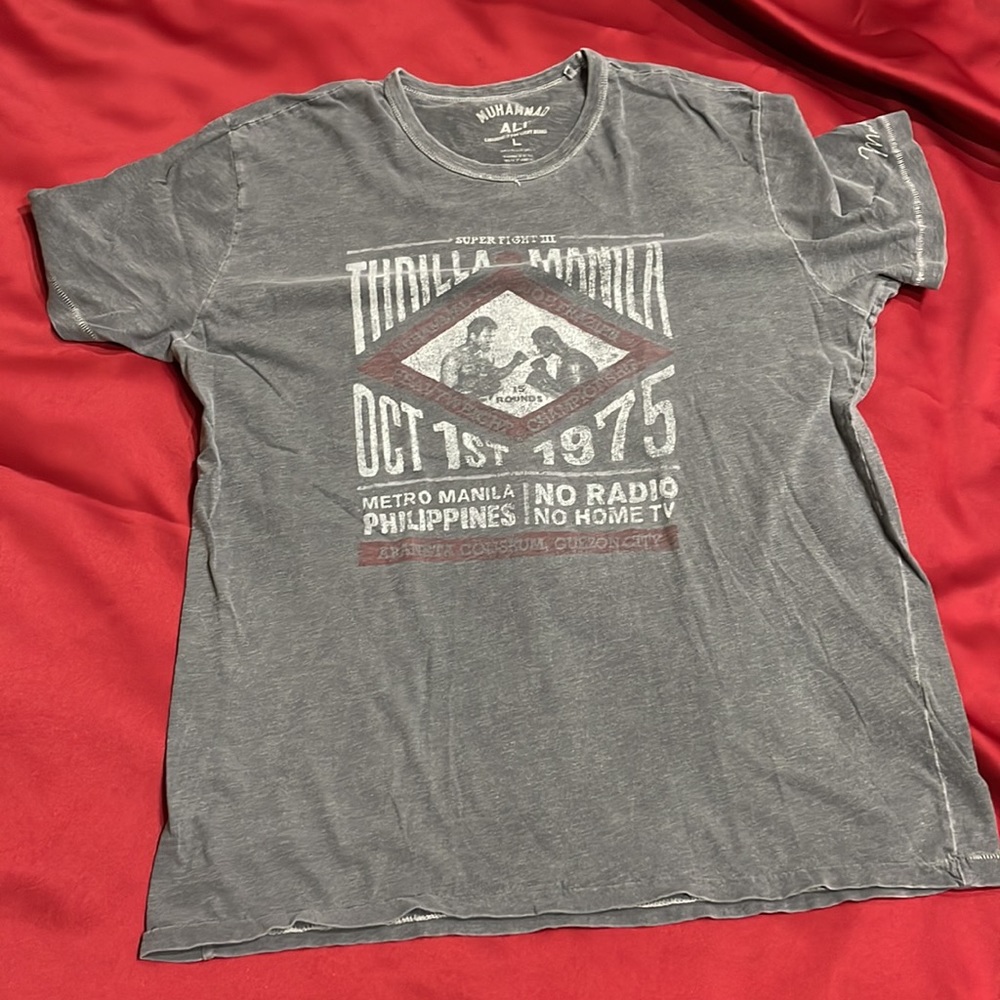 SOLD - T-shirts Bundle - Picture 6 of 8